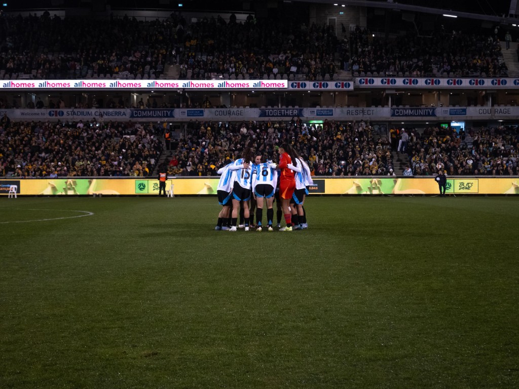 Romi en cancha con pelota